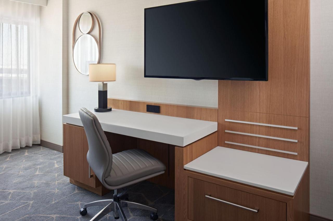 Delta Hotels Calgary Airport In-Terminal Экстерьер фото