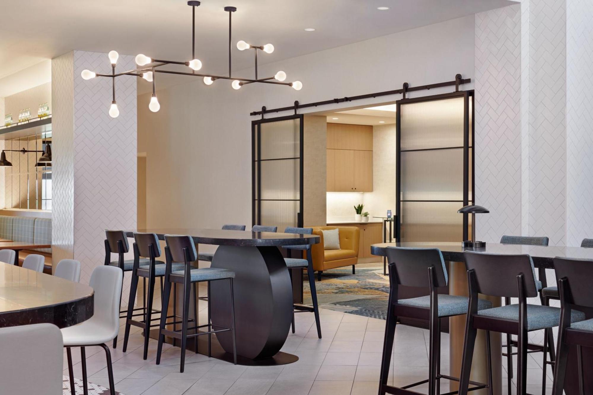 Delta Hotels Calgary Airport In-Terminal Экстерьер фото